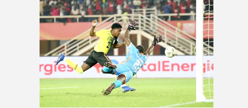 Uganda beat Niger 2-0 to go top